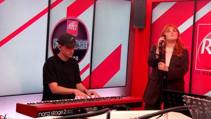 Loï et Waxx interprètent "News" en live dans Foudre