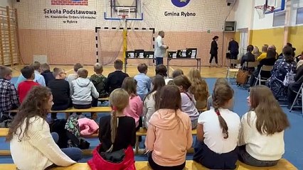 Ponad 30 uczniów z Rybna otrzymało laptopy