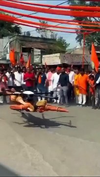 Video: चमत्कार! आसमान में उड़ते हुए 'बजंरग बली' कैमरे में हुए कैद, वीडियो देख रो पड़ेंगे आप