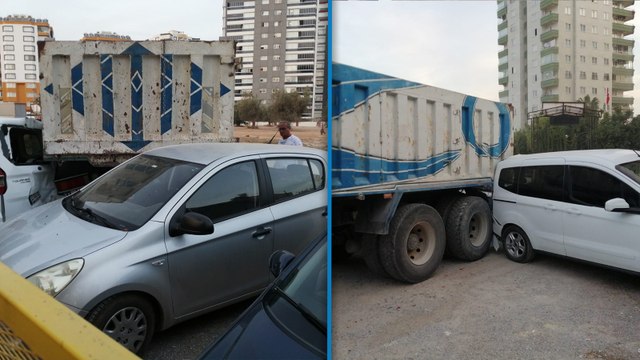 Freni boşalan kamyonun geri kayıp iki araca çarpması kamerada