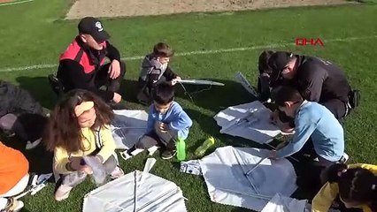 LES ENFANTS ONT APPORTÉ LEURS CERF-VOLANTS AU CIEL POUR LE 100E ANNIVERSAIRE DE LA RÉPUBLIQUE