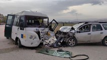 Bursa'da cip, yolcu minibüsüne çarptı; 11 yaralı
