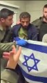 İsrail askerleri, esir alınan 2 Filistinliyi bayrağın önünde 