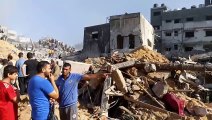فلسطينيون يعاينون الدمار الهائل في مدينة غزة