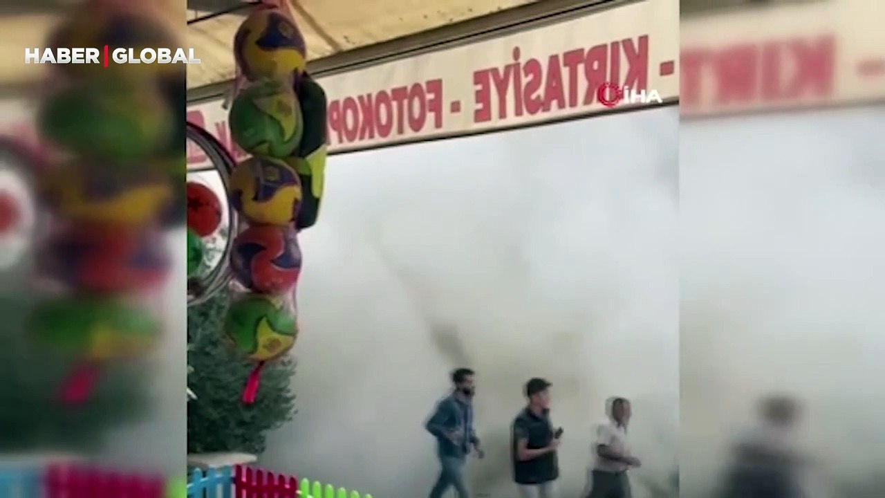 Ağır hasarlı bina yıkım esnasında kepçenin üzerine çöktü