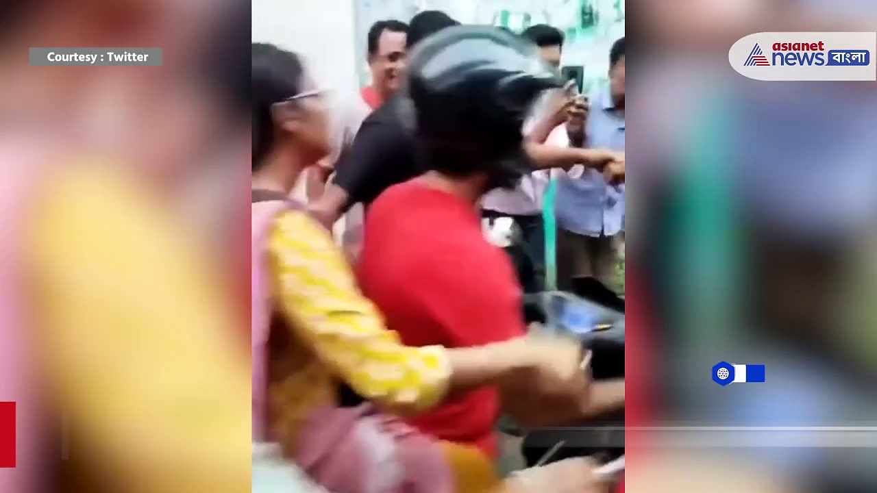 Arijit Singh: স্কুটি করে ঠাকুর দেখলেন অরিজিৎ, সঙ্গী স্ত্রী কোয়েল, দেখুন ভিডিও