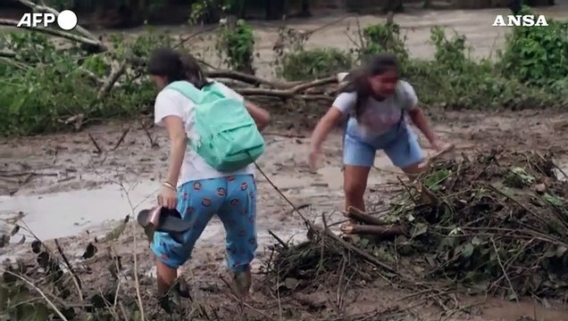 Messico, persone in fuga nel fango per sfuggire alla distruzione lasciata dall'uragano Otis