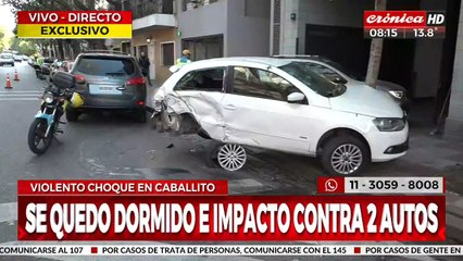Patrullero que circulaba a toda velocidad chocó a varios autos estacionados y se fugó