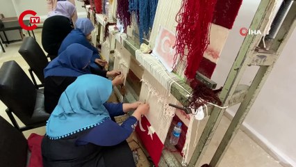 Kadınlar geleneksel halı ve kilim dokumacılığını yaşatıyor