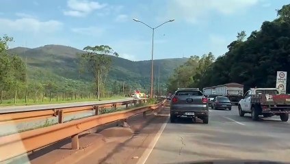 Download Video: Acidente na BR-040 deixa dois feridos e interdita trânsito na Grande BH