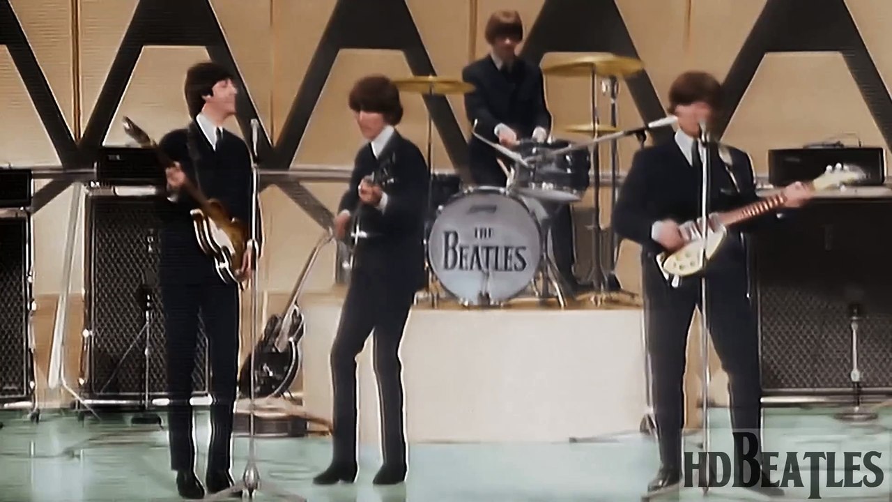 Les Beatles chantent "Help!" en live