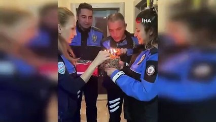 Un gâteau surprise de la police pour tante Nazan, qui a appelé le 112 et a demandé un drapeau turc pour son anniversaire.