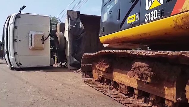 Caminhão tomba em obra na Avenida Rocha Pombo, em Cascavel