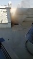 لحظة اختراق صاروخ أطلق من غزة مبنى سكنيا في تل أبيب