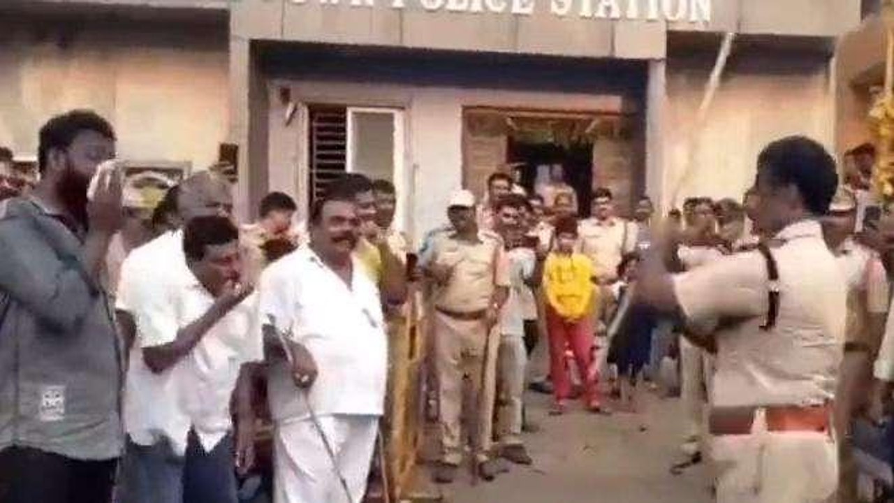 కోనసీమ జిల్లా: వారెవ్వా... కర్రసాము చేసిన డీఎస్పీ