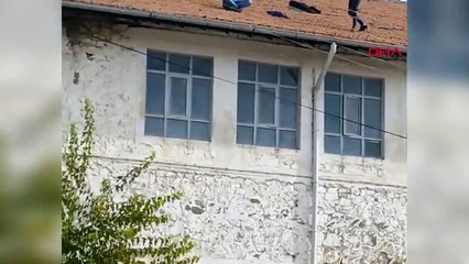 Turhal'da işten çıkarılan maden işçileri çatıda eylem yapıyor