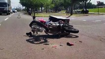 Forte colisão entre carro e moto deixa trabalhador ferido na Avenida Tancredo Neves