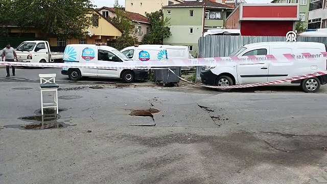 Ümraniye'de yer altındaki kablolar kaynaklı patlama: Rögar kapağı fırladı, yolda göçük oluştu