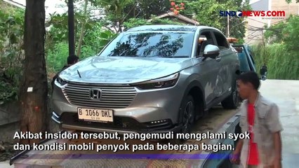 Diduga Hilang Kendali, Mobil SUV Tabrak Pembatas Jalan dan Terbalik