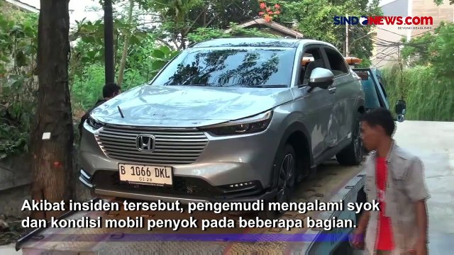 Diduga Hilang Kendali, Mobil SUV Tabrak Pembatas Jalan dan Terbalik