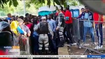 Activistas se encadenan al muro fronterizo para impedir que sea reemplazado