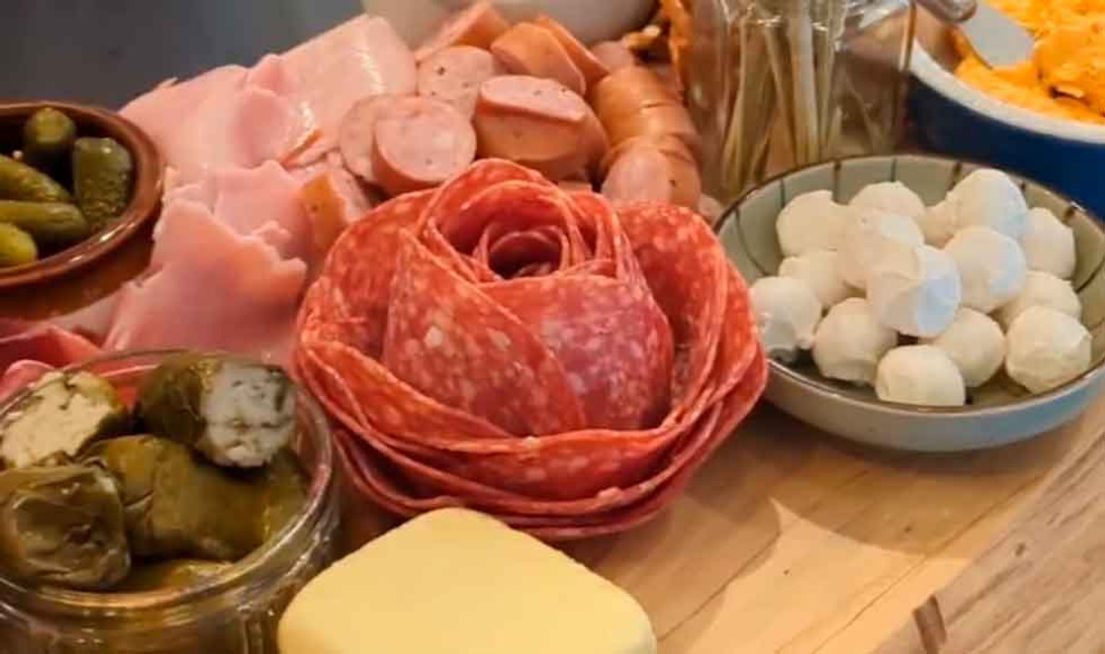 Wie man in 2 Minuten eine Salami-Blume macht