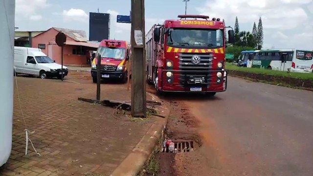 Esquizofrênico, homem é socorrido pelo Siate e Samu no viaduto da Avenida Carlos Gomes