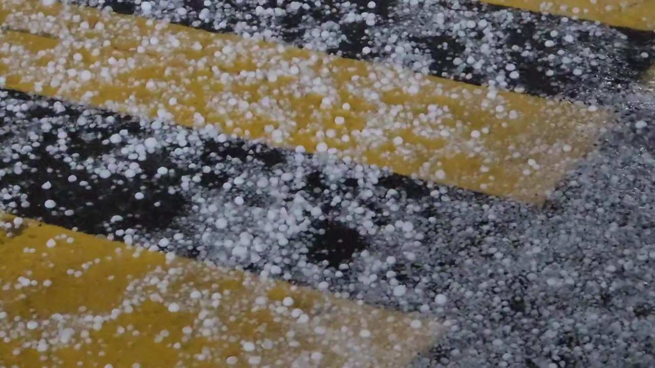 [날씨] 영서·경기 곳곳 우박...밤사이 벼락· 돌풍 동반 요란한 비 / YTN