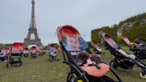 30 poussettes vides devant la Tour Eiffel pour demander la libération des enfants otages