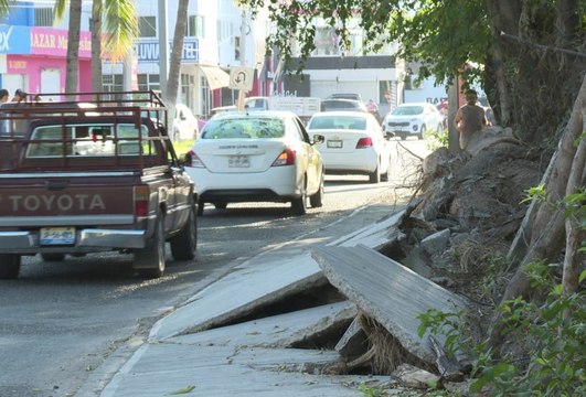 Banqueta en Prisciliano Sánchez pone en riesgo a peatones
