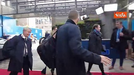 Meloni a Bruxelles incontra il premier olandese Rutte, l'abbraccio tra i due leader