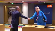 Consiglio Ue, i leader si salutano con abbracci e strette di mano al loro arrivo