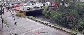 Idosa cai em canal após parte de casa desabar no RJ