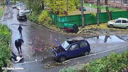 Un passant stoppe un voleur de téléphone en pleine rue
