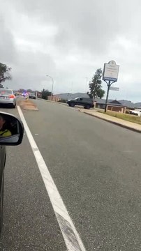 Un véhicule mène la police lors d'une poursuite à basse vitesse à Perth