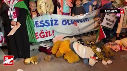 Filistin’de katledilen çocukların sesi olup, yere oyuncak attılar