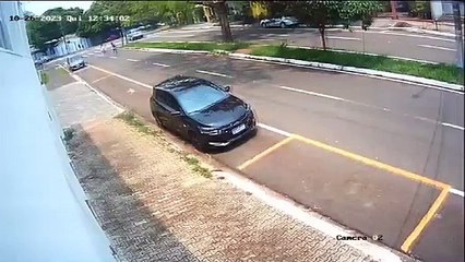 Homem é filmado sendo carregado em capô de automóvel no Centro de Umuarama