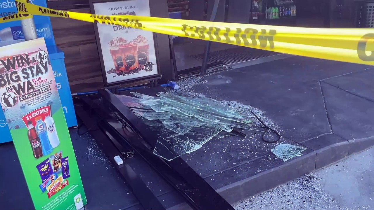 Car smashes into Kelso BP next to Carl's Jr. video Dailymotion