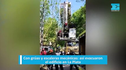 Con grúas y escaleras mecánicas: así evacuaron el edificio en La Plata