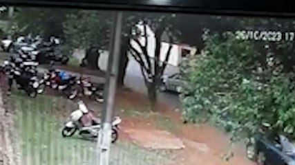 Câmera flagra acidente entre carro e moto no Canadá