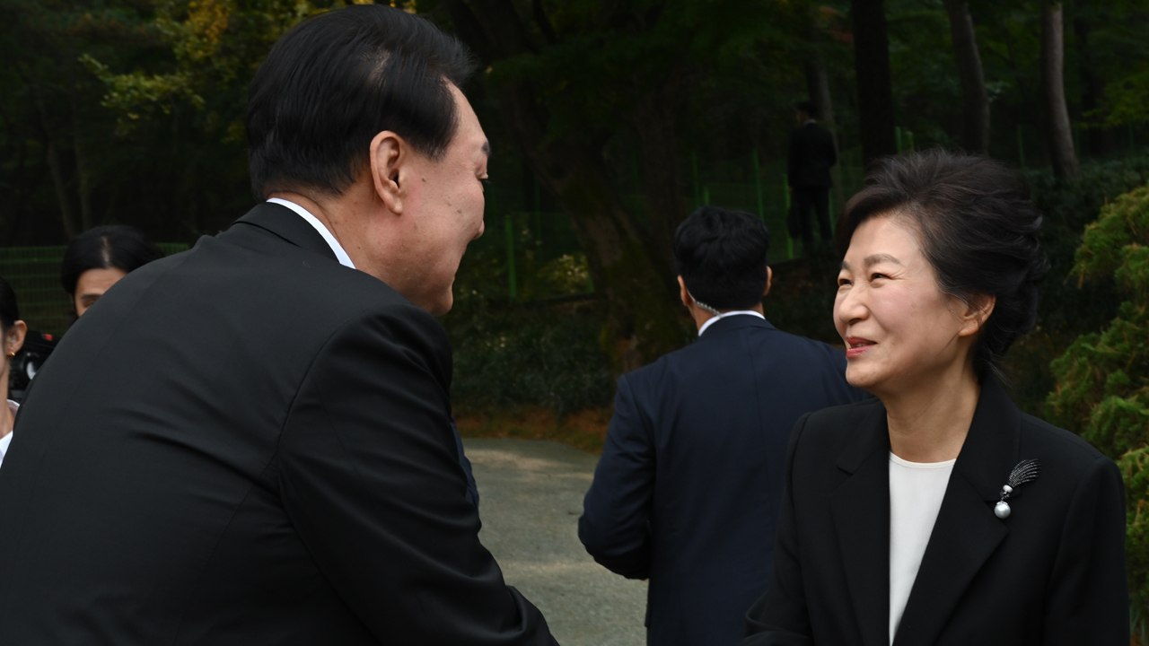 윤 대통령, 박근혜 손잡고 '보수 대통합' 행보 / 비명계 의원 사무소 앞 현수막에는...