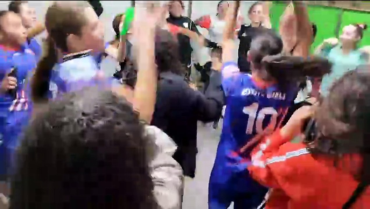 Victoire ou défaite, c'est la fête aux vestiaires entre équipes. #bravo Savigny #grandirEnsemble