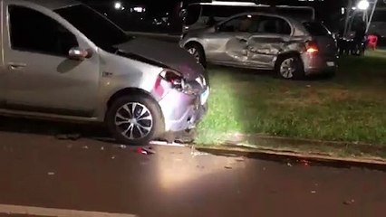 Forte colisão entre carros é registrada na Av. das Torres