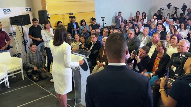 Bajo asedio judicial, oposición de Venezuela proclama a su candidata presidencial