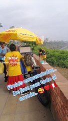 Perrito acompaña a vender helados a su dueña y usuarios reaccionan: "Colaboren a Firulais"
