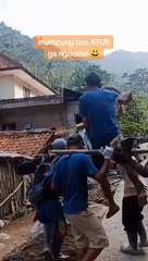 Hiburan kuli bangunan lucu