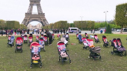 شاهد: عربات أطفال فارغة أمام برج إيفل للمطالبة بالإفراج عن رهائن إسرائيل في غزة