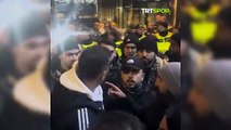Beşiktaşlılar hezimet sonrası otelin önüne gitti! Burak Yılmaz tek cümlesiyle kalabalığı dağıttı