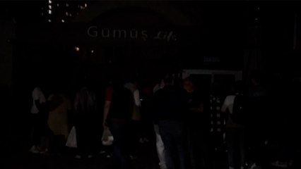 Esenyurt'ta site sakinleri elektrik kesintilerini protesto etti: Millet birbirini gırtlaklayacak hale geldi