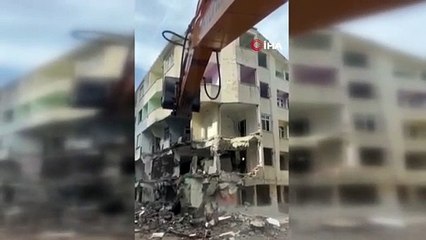 Elazığ'da ağır hasarlı bina korna sesi ile yıkıldı